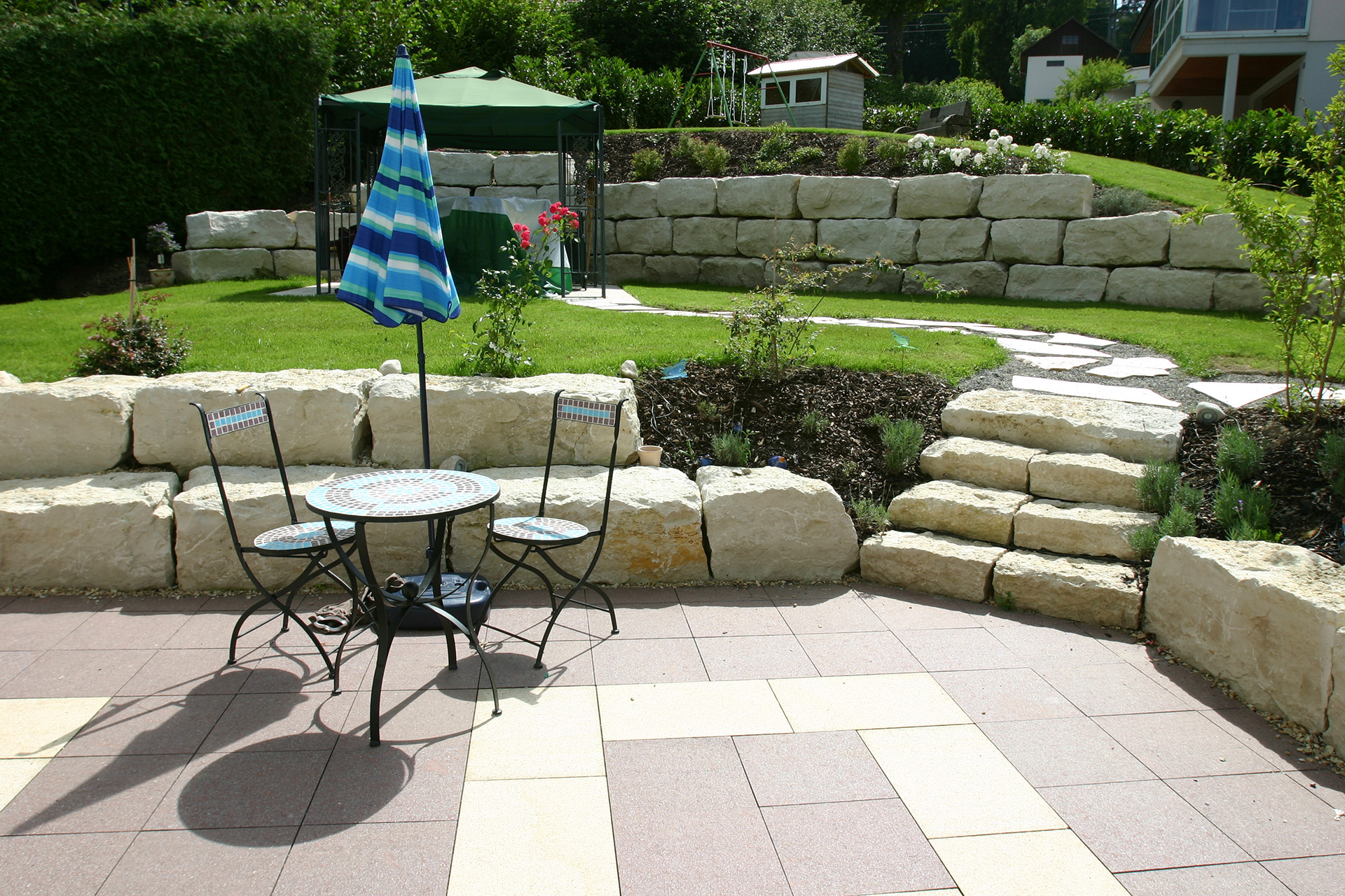 Jardin Avec Blocs En Pierre Et Escalier 1